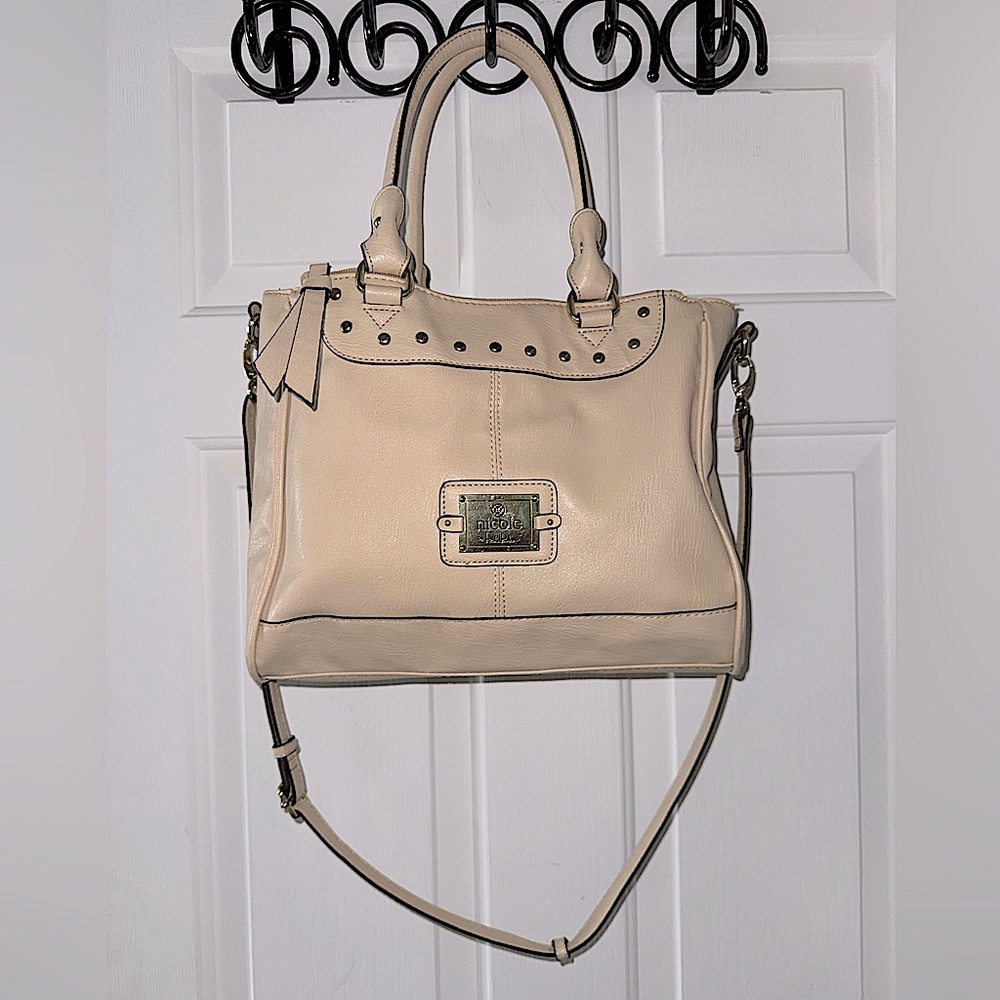 LIKE NEW!! Nicole Miller Ivory handbag. Medium size crossbody
